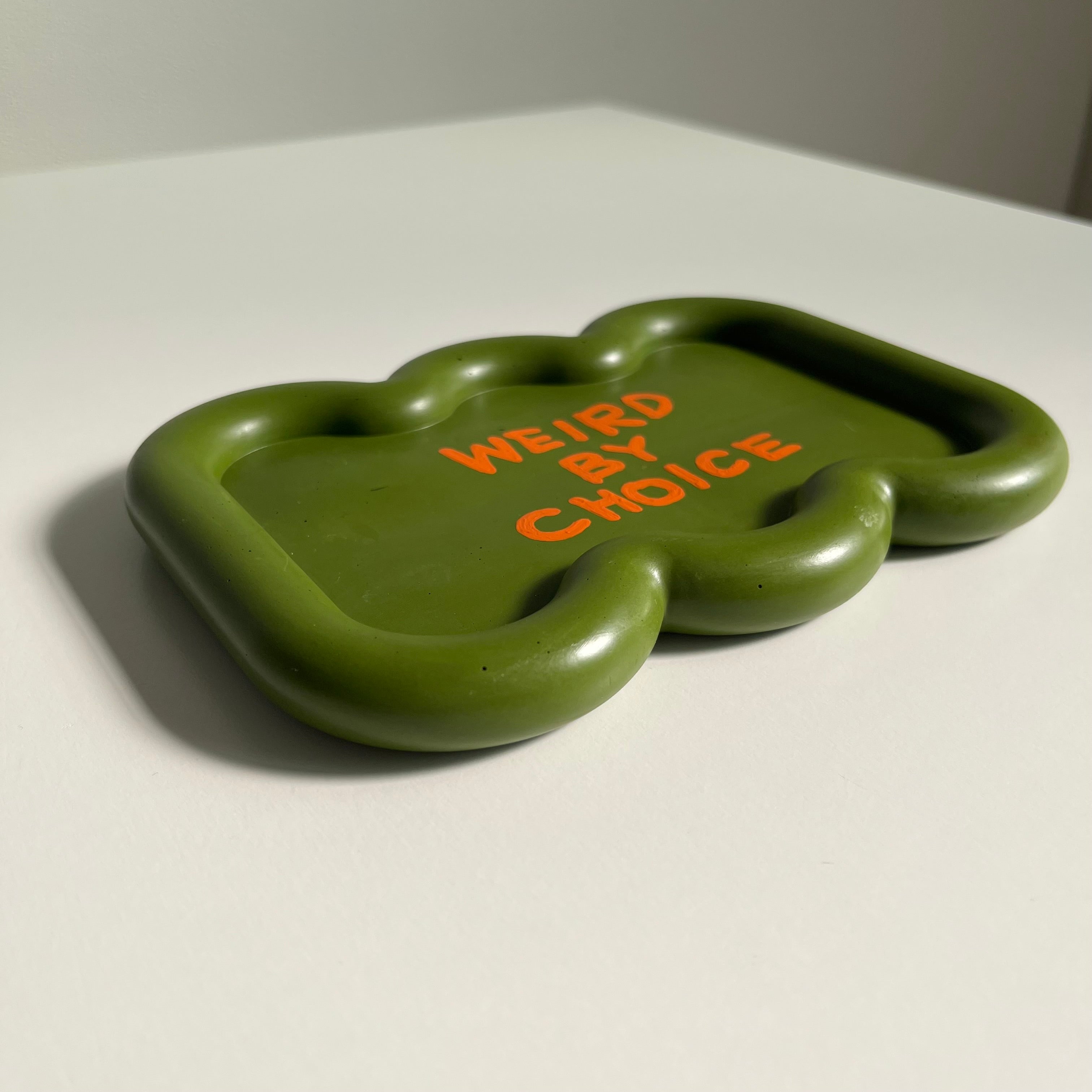WEIRD BY CHOICE tray / moss green